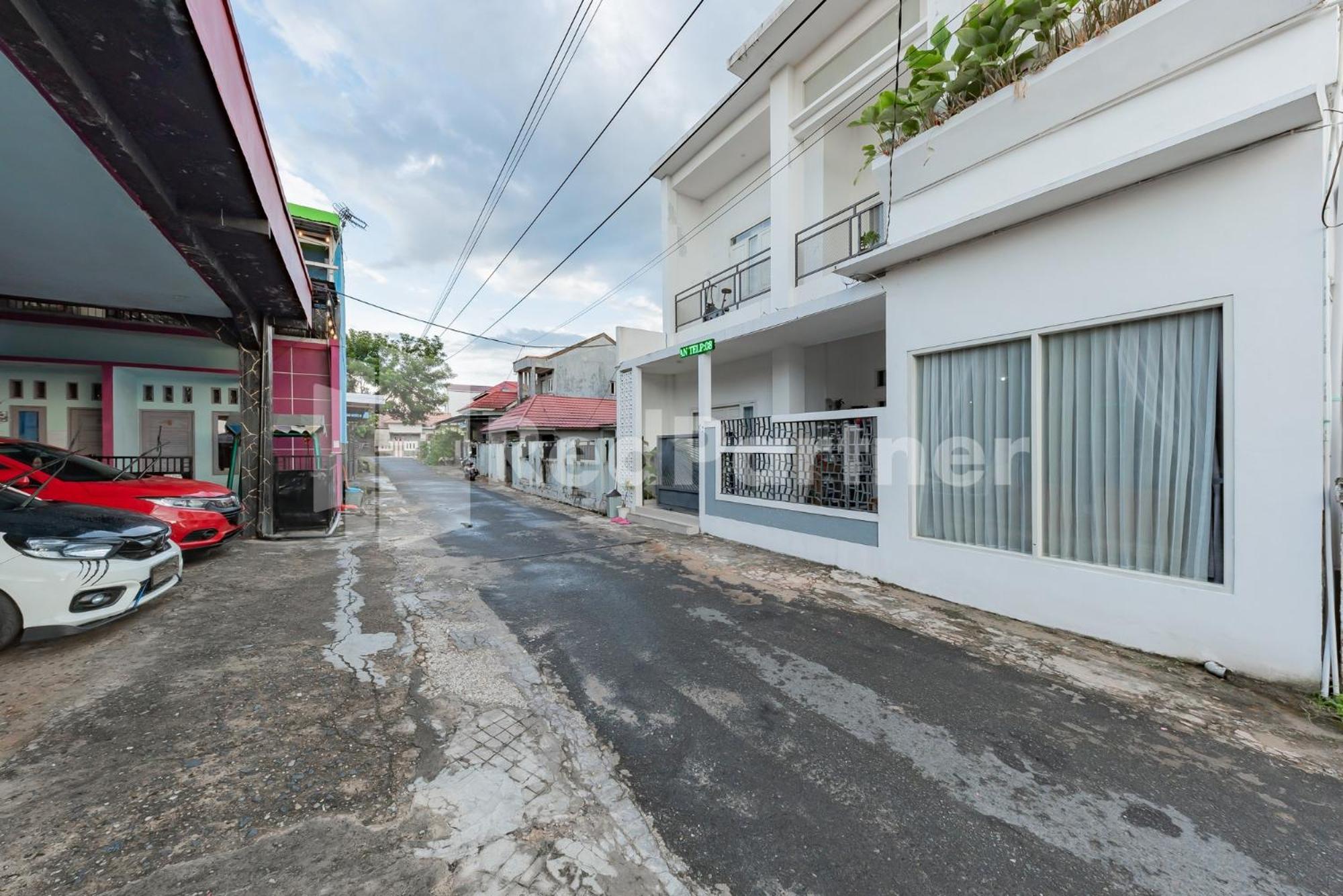 Ana Guest House Syariah Mitra Reddoorz バンジャルバル エクステリア 写真