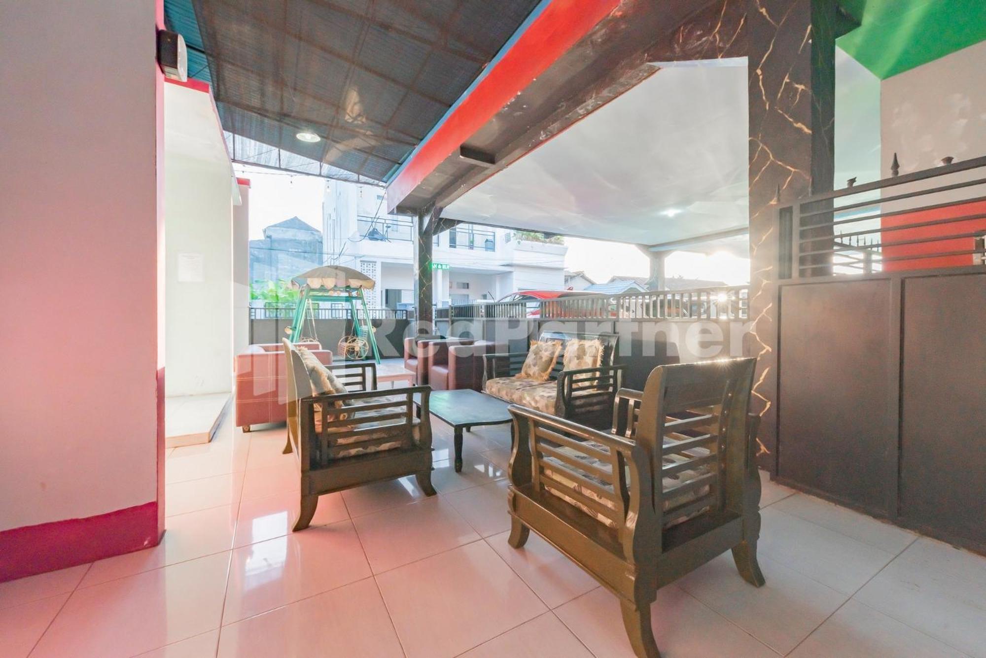 Ana Guest House Syariah Mitra Reddoorz バンジャルバル エクステリア 写真